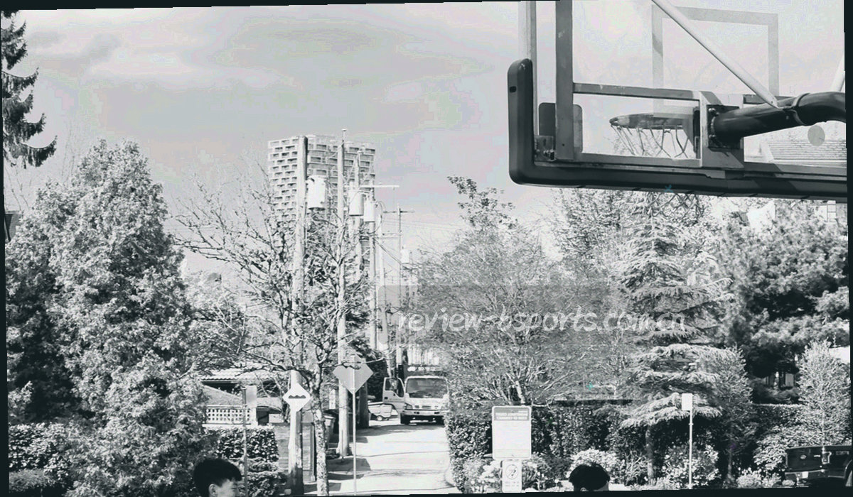 深色底上由光点与线条组成的路径式抽象图，示意在密集信息中快速定位答案